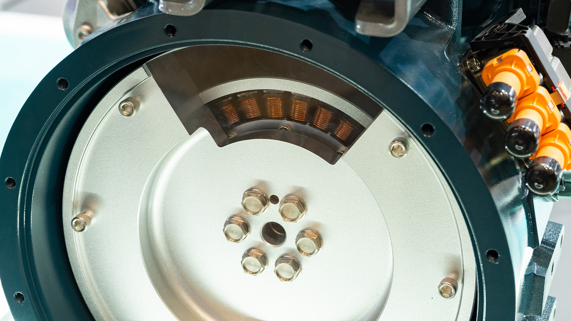 The electric motor’s coils are positioned at the rear of the flywheel in the D1803 P1 hybrid engine.